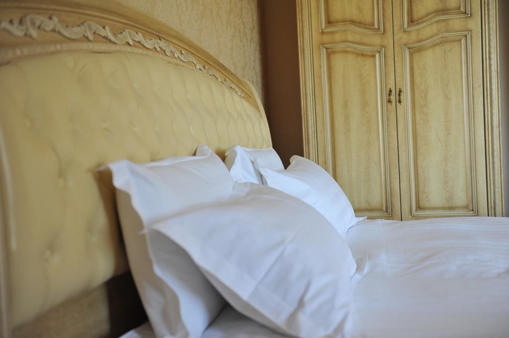 Park Hotel ستارا زاغورا الغرفة الصورة Pillows on a bed
