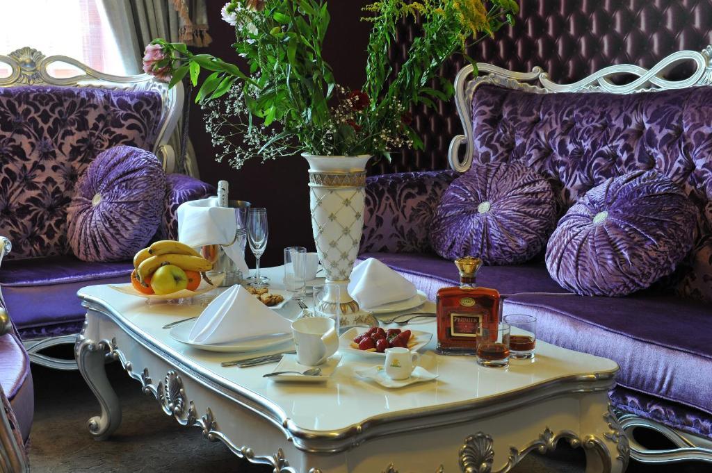 Park Hotel ستارا زاغورا الغرفة الصورة A table set for afternoon tea